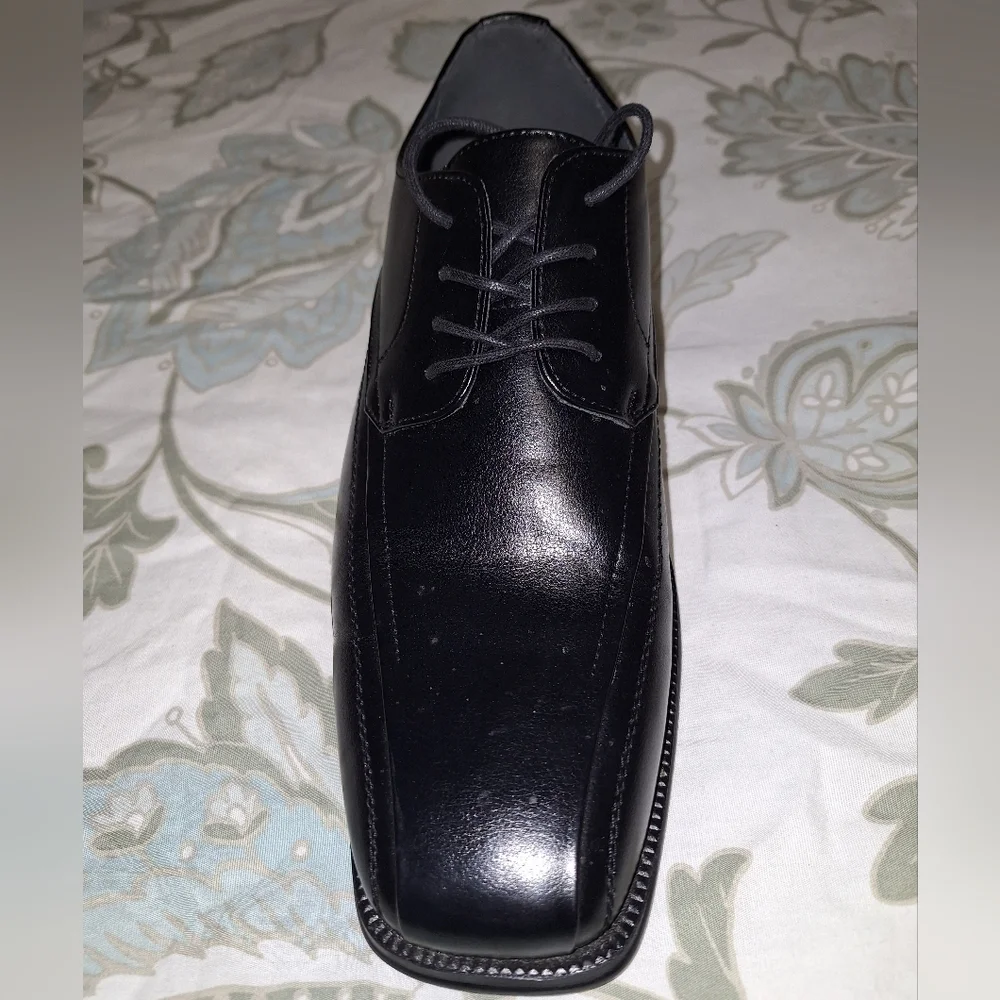 A pair of J. Ferrar Derby men's loafers in a size 9.5W. Pre-loved in great shape